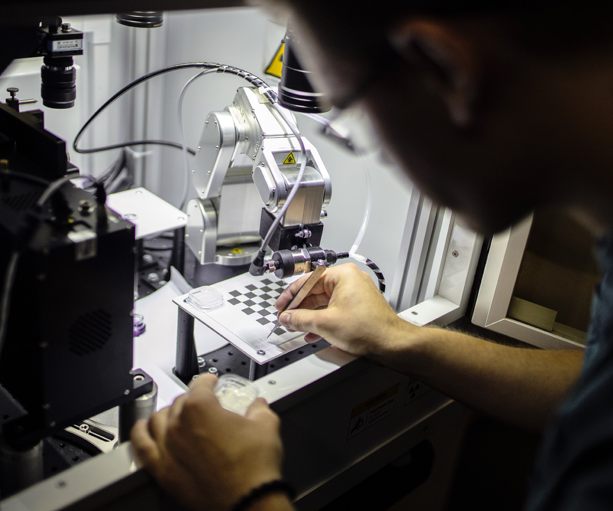 Automatizované skládání krystalů v laboratorním prostředí