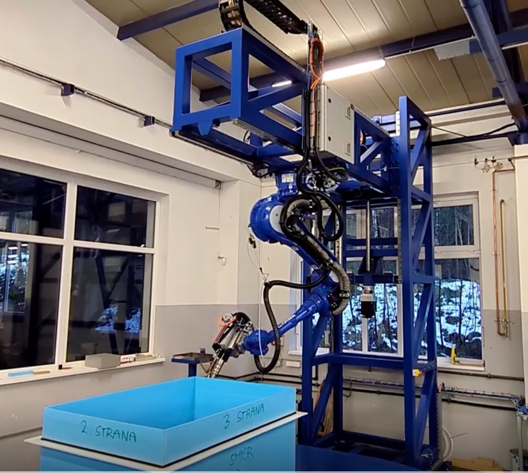 9ti osá robotická buňka při svařování